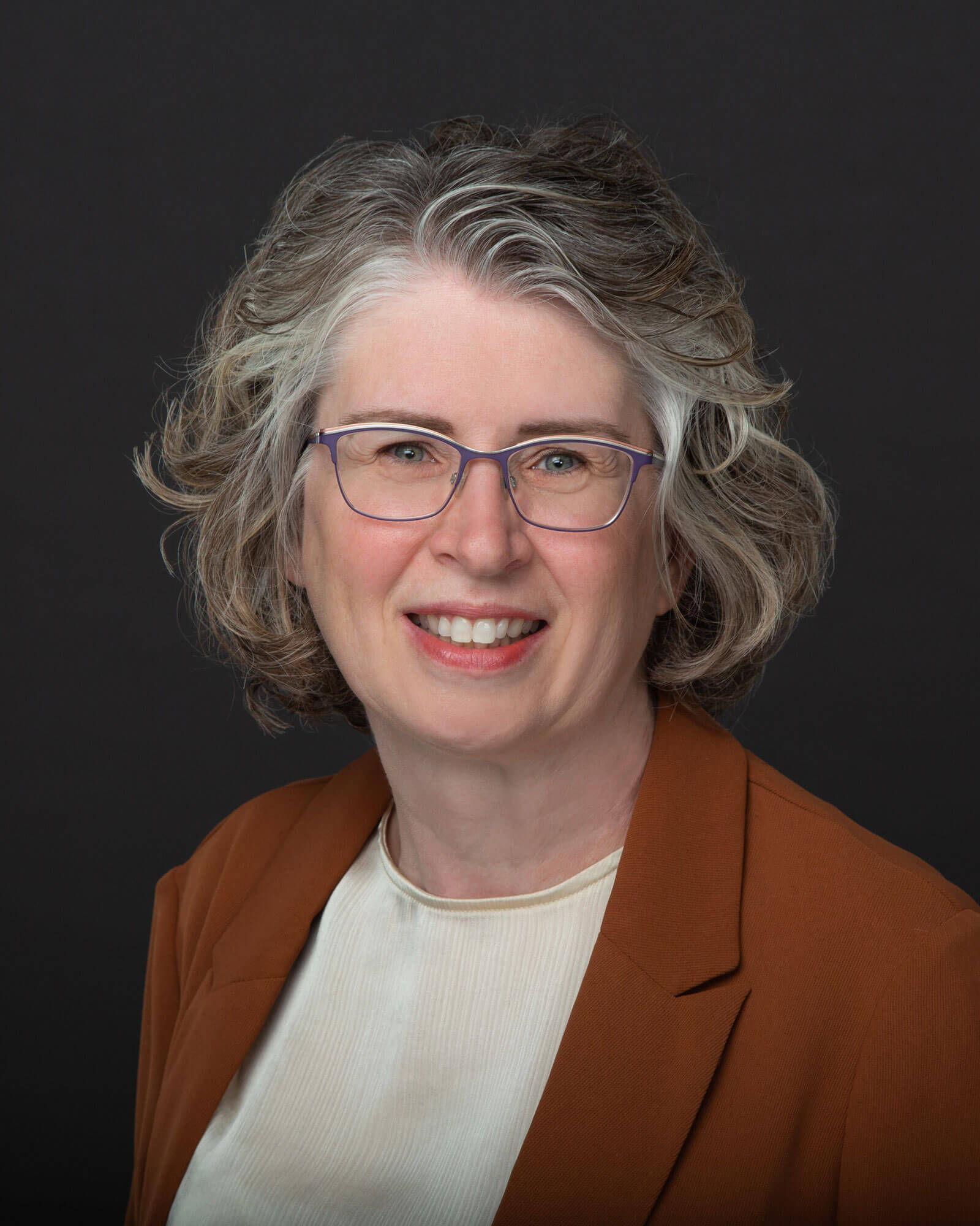 Barb Huffman, adult piano teacher and specialist in beginner piano lessons for adults, offering structured and realistic music education.